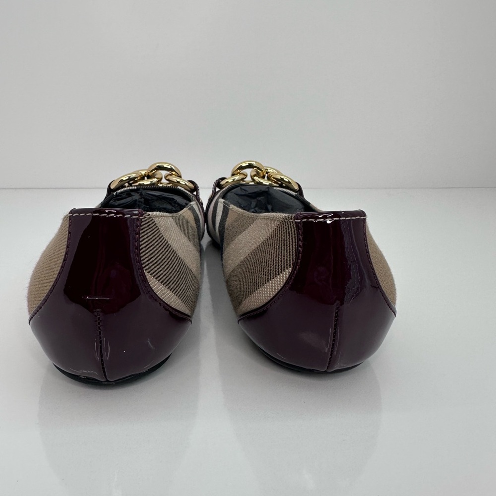 Stylish Women's Plaid Flats with Gold Chain Accent - Picture 6 of 9